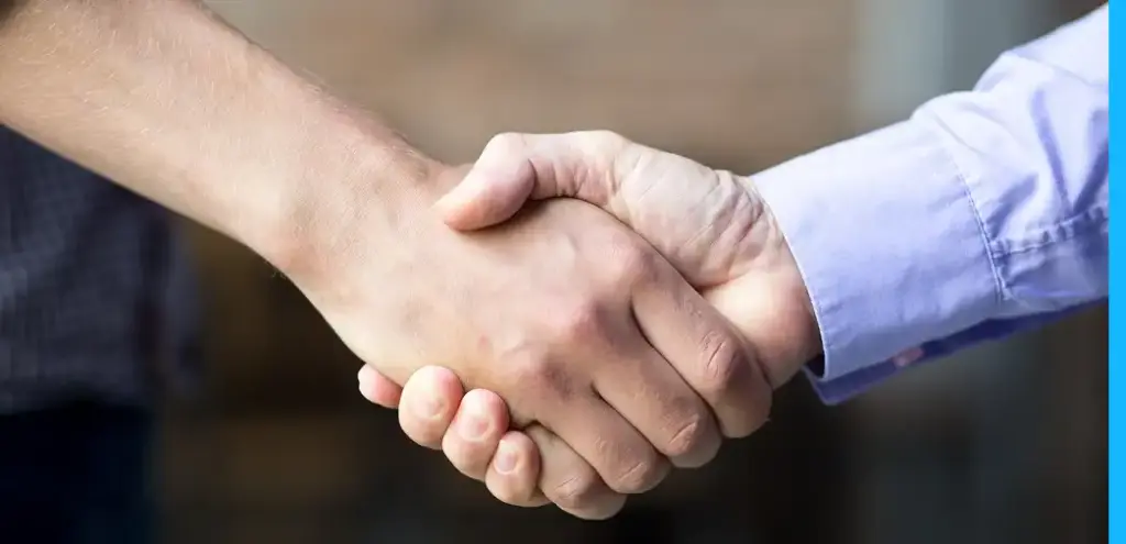 Profesyonel lojistik ve nakliye teslimat anlaşması sırasında ortaklar arasında el sıkışma.